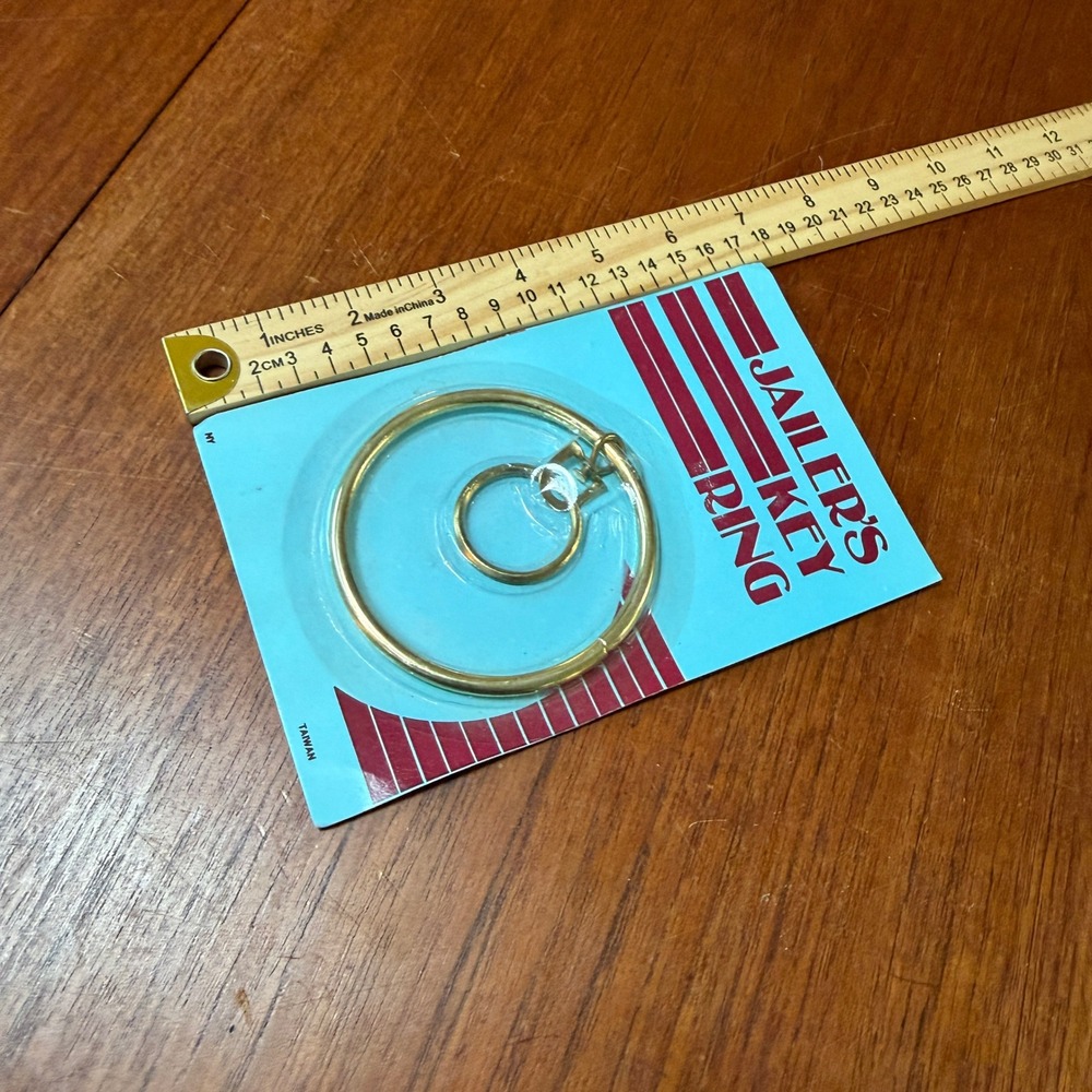 Vintage Jailer's Key Ring Gold Tone Large Hoop Novelty Keychain Taiwan New NIP - Picture 3 of 3
